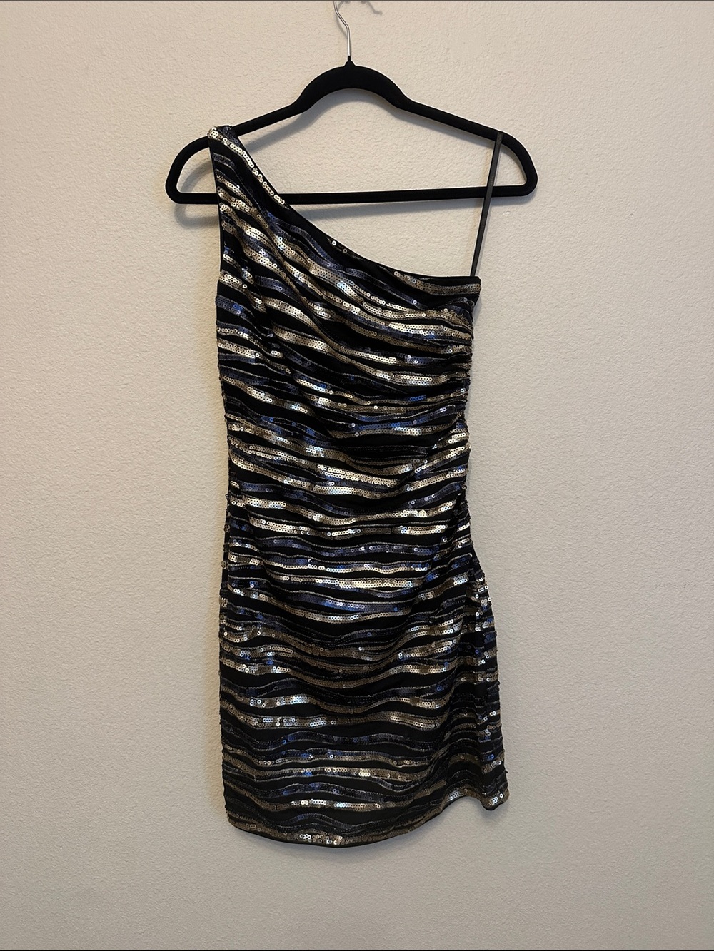 Laundry By Shelli Segal Black and Silver One-Shoulder Sequin Dress